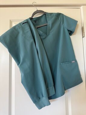 FIGS Teal Green V-Neck Scrub Top and Joggers set